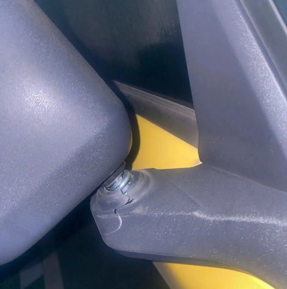 Công an vào cuộc vụ hàng loạt ô tô của cư dân chung cư Gemek 1 bị phá hoại - Ảnh 4.