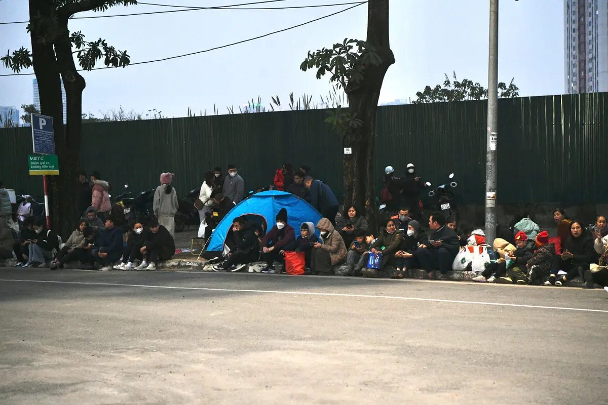 Người d&acirc;n Thủ đ&ocirc; "vượt r&eacute;t", giữ chỗ xem ph&aacute;o hoa mừng Đại hội Đảng- Ảnh 1.