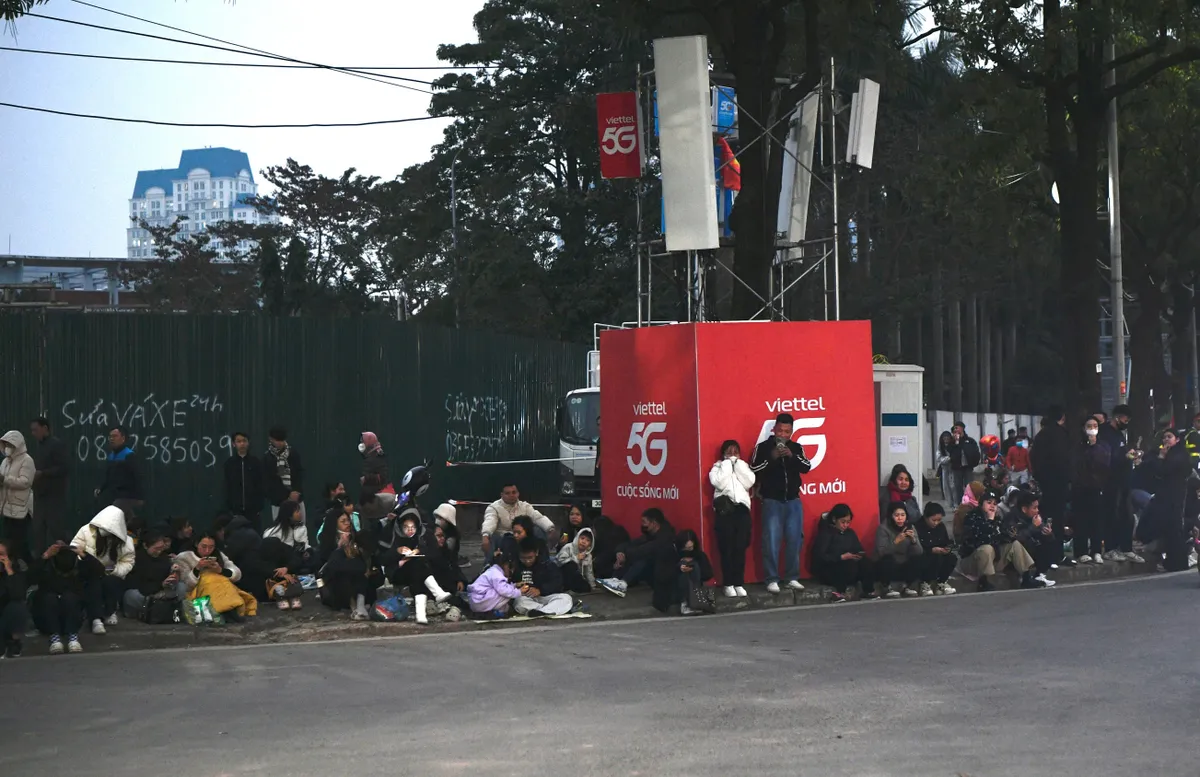 Người d&acirc;n Thủ đ&ocirc; "vượt r&eacute;t", giữ chỗ xem ph&aacute;o hoa mừng Đại hội Đảng- Ảnh 4.