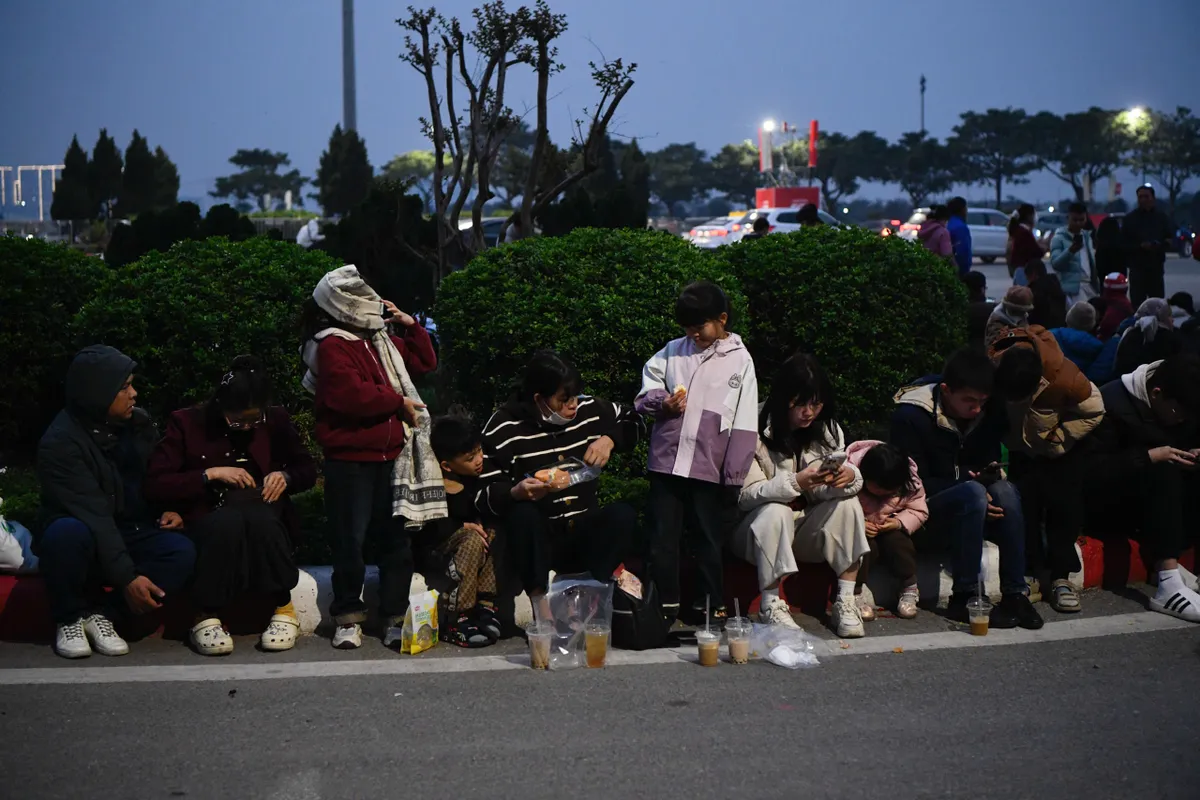 Người d&acirc;n Thủ đ&ocirc; "vượt r&eacute;t", giữ chỗ xem ph&aacute;o hoa mừng Đại hội Đảng- Ảnh 6.