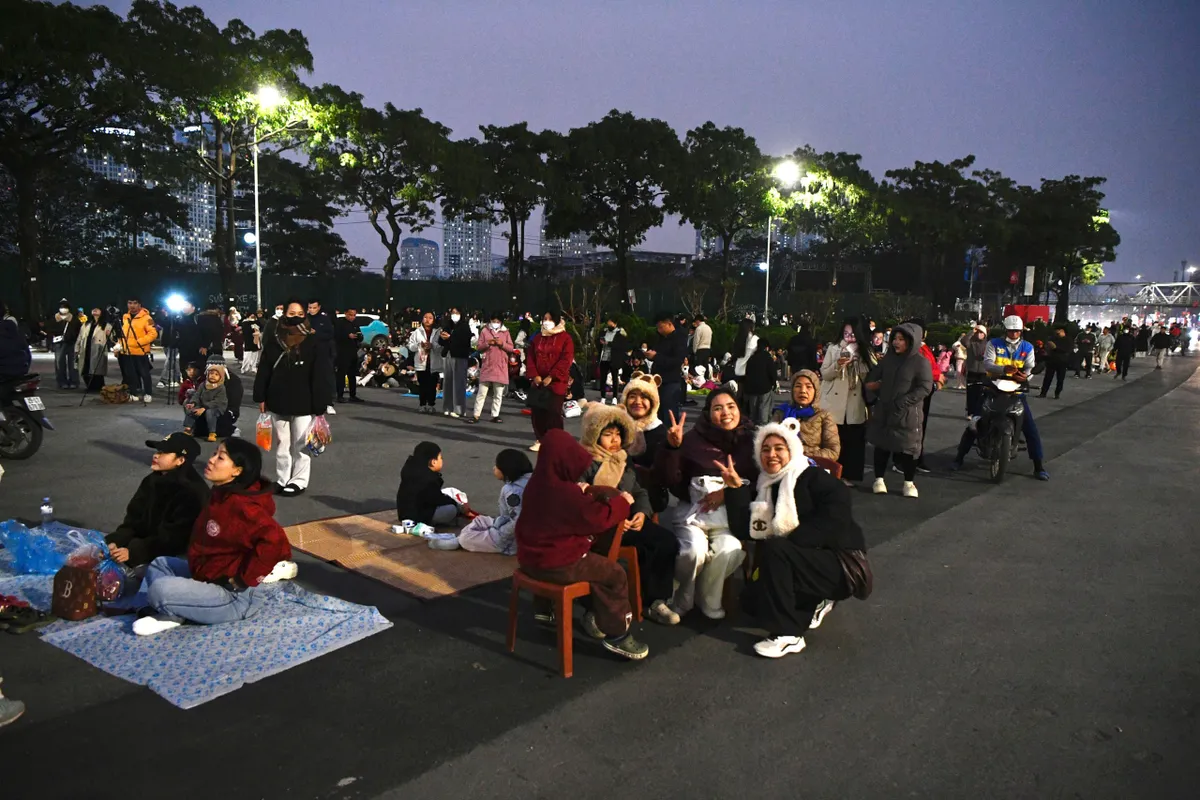 Người d&acirc;n Thủ đ&ocirc; "vượt r&eacute;t", giữ chỗ xem ph&aacute;o hoa mừng Đại hội Đảng- Ảnh 3.