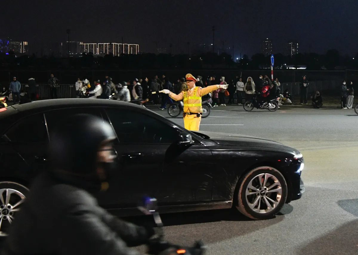 Người d&acirc;n Thủ đ&ocirc; "vượt r&eacute;t", giữ chỗ xem ph&aacute;o hoa mừng Đại hội Đảng- Ảnh 5.