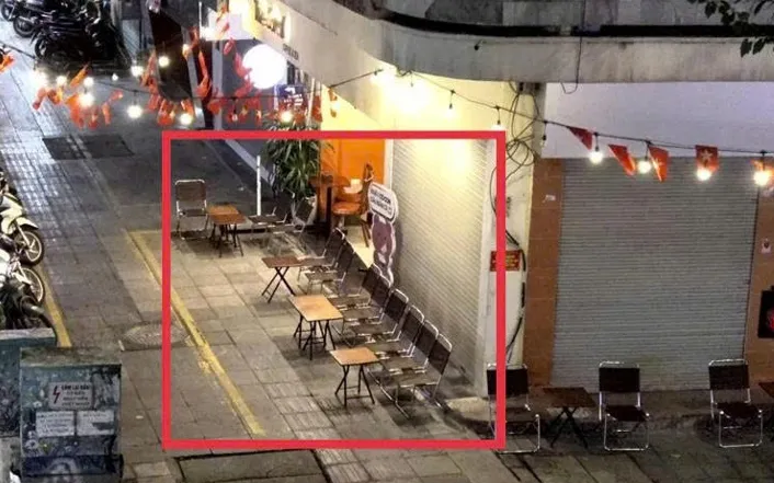 Vi phạm sử dụng trái phép vỉa hè để kinh doanh dịch vụ ăn uống Ảnh: CAHN