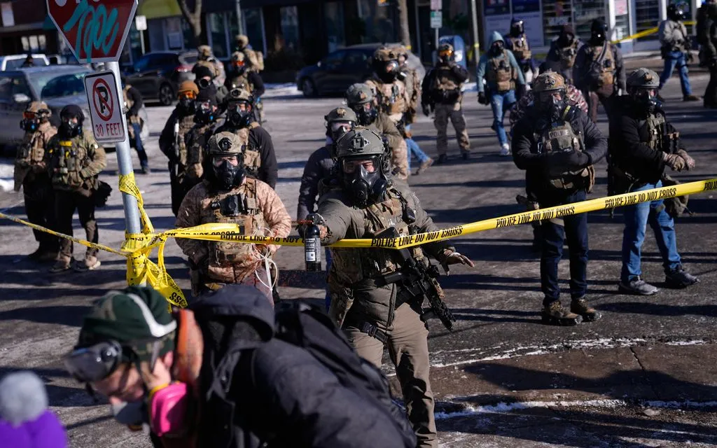 Lực lượng liên bang xịt hơi cay vào đám đông người biểu tình tại Minneapolis, ngày 24/1/2026 (Ảnh: AP)