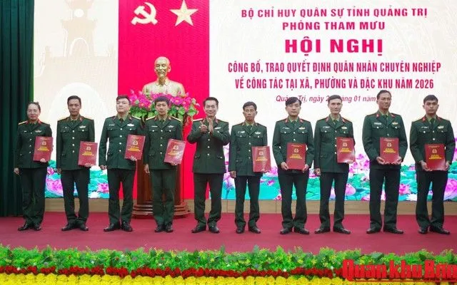Thủ trưởng Phòng Tham mưu (Bộ Chỉ huy quân sự tỉnh) trao quyết định cho quân nhân chuyên nghiệp về công tác tại Ban CHQS các xã, phường, đặc khu. Ảnh: Báo Quân khu Bốn.
