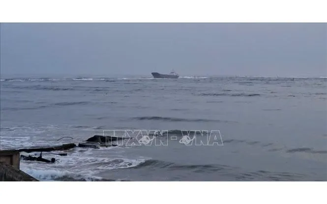 Tàu Thanh Thành Đạt 45 có trọng tải toàn phần 2.947 tấn đang bị mắc cạn tại cảng Cửa Việt, tỉnh Quảng Trị. Ảnh: TTXVN