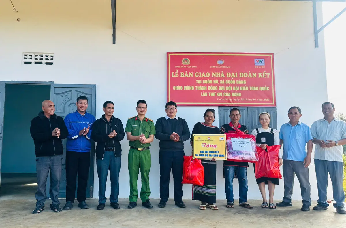 Quỹ Tấm l&ograve;ng Việt trao tặng nh&agrave; mới nh&acirc;n dịp cận Tết Nguy&ecirc;n đ&aacute;n tại Đắk Lắk- Ảnh 1.
