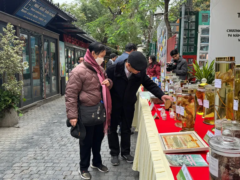 Đẩy mạnh ứng dụng khoa học tiên tiến để bảo tồn và phát triển dược liệu- Ảnh 4. Đẩy mạnh ứng dụng khoa học tiên tiến để bảo tồn và phát triển dược liệu- Ảnh 4.