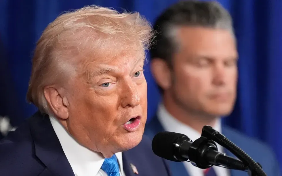 Tổng thống Donald Trump và Bộ trưởng Chiến tranh Pete Hegseth trong một cuộc họp báo tại Palm Beach, bang Florida ngày 3/1/2026 (Ảnh: AP)
