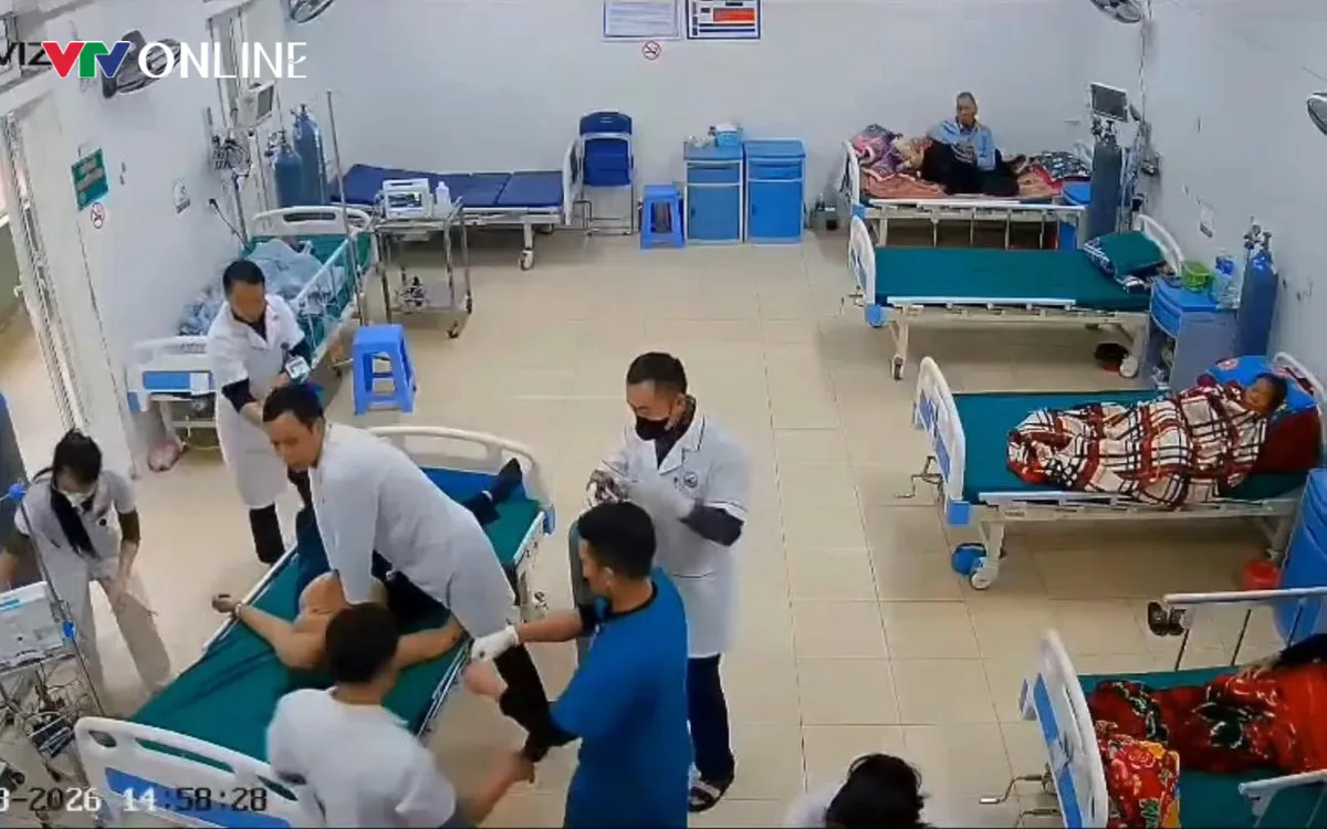 Các bác sĩ lập tức lao vào ép tim, đặt ống nội khí quản để giành giật sự sống cho bệnh nhân. Ảnh BVCC.