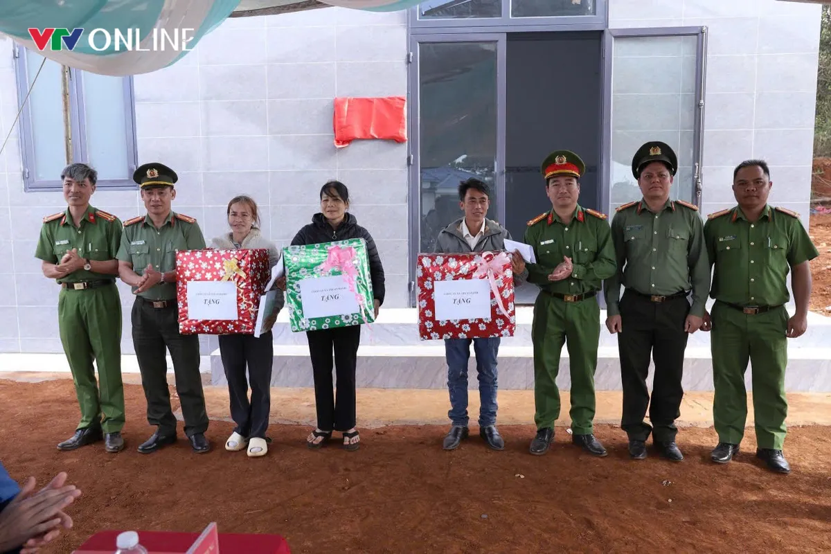 L&acirc;m Đồng: B&agrave;n giao th&ecirc;m 6 căn nh&agrave; cho người d&acirc;n v&ugrave;ng bi&ecirc;n giới- Ảnh 2.