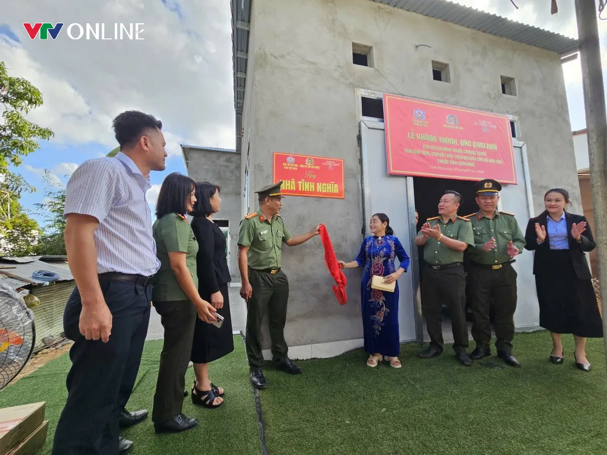 L&acirc;m Đồng: B&agrave;n giao th&ecirc;m 6 căn nh&agrave; cho người d&acirc;n v&ugrave;ng bi&ecirc;n giới- Ảnh 1.
