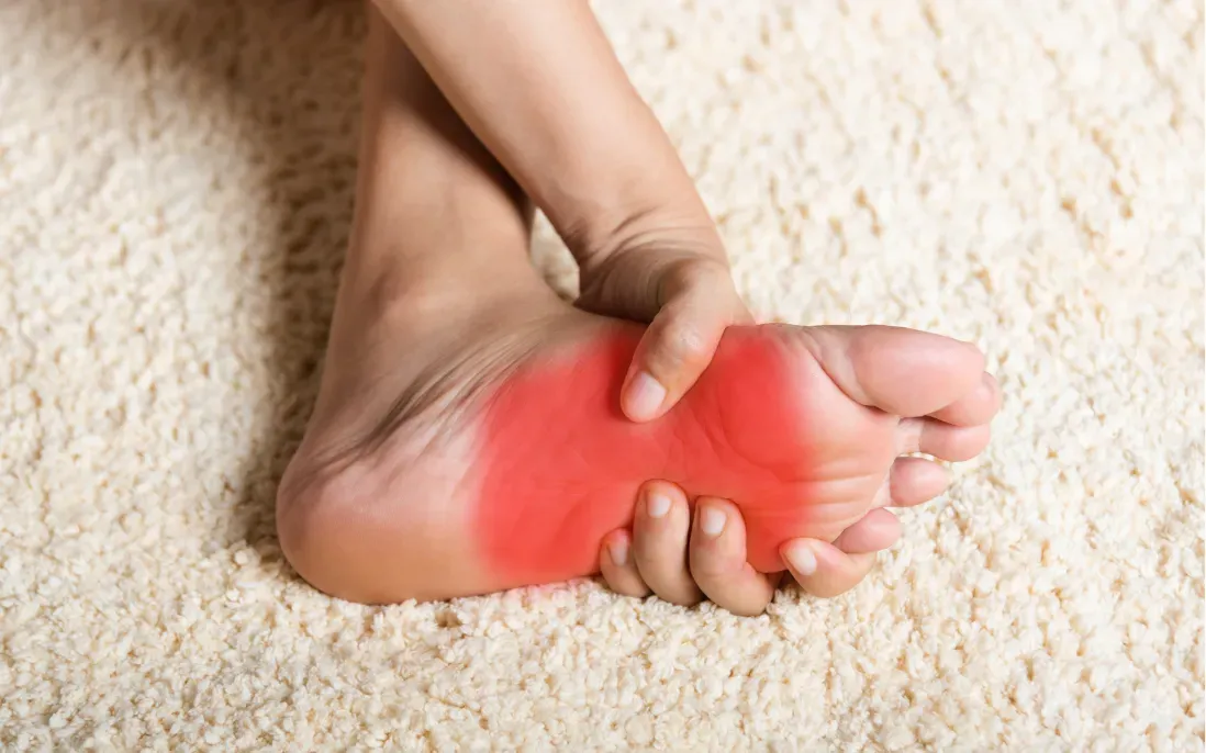 T&ecirc; b&igrave; tay ch&acirc;n khi trời lạnh: Khi n&agrave;o l&agrave; b&igrave;nh thường, khi n&agrave;o cần đi kh&aacute;m?- Ảnh 1.