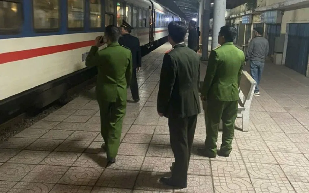 Sau khi nhận được thông tin, Công an phường Vinh Hưng tìm kiếm nạn nhân trong đêm. Ảnh Bùi Thiêm