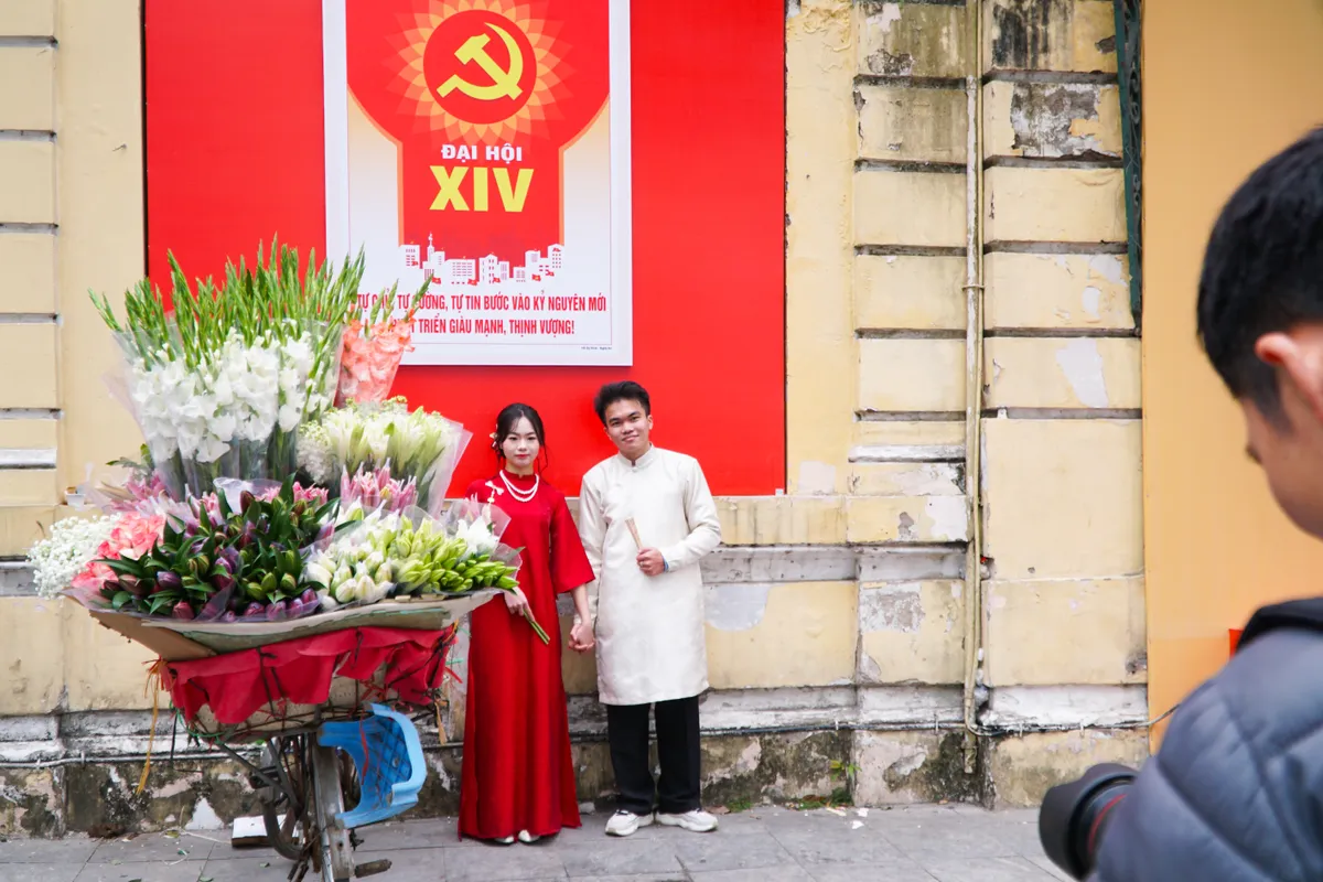 Giới trẻ nhộn nhịp chụp ảnh &aacute;o d&agrave;i đ&oacute;n Tết Nguy&ecirc;n đ&aacute;n  - Ảnh 9.