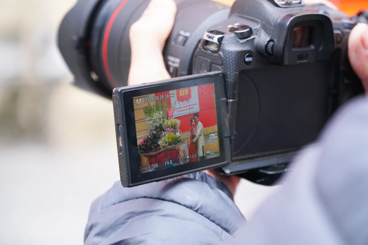 Giới trẻ nhộn nhịp chụp ảnh &aacute;o d&agrave;i đ&oacute;n Tết Nguy&ecirc;n đ&aacute;n  - Ảnh 16.