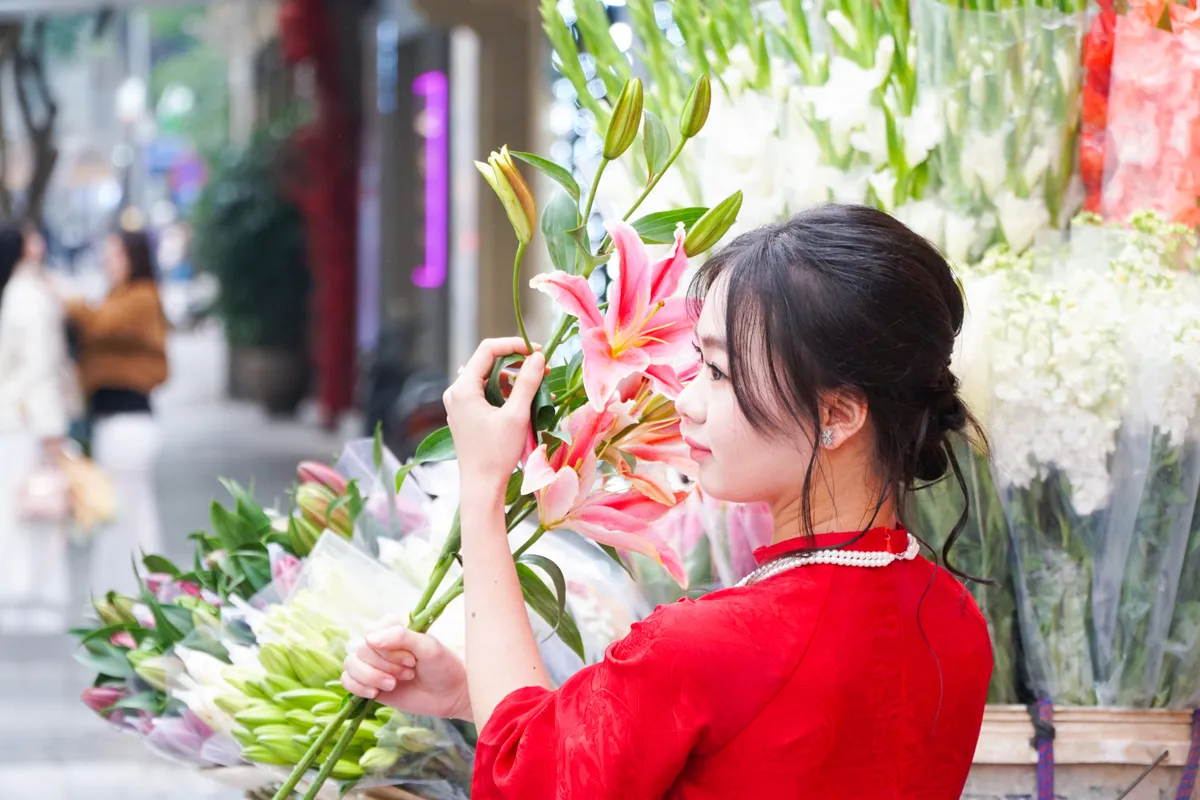 Giới trẻ nhộn nhịp chụp ảnh &aacute;o d&agrave;i đ&oacute;n Tết Nguy&ecirc;n đ&aacute;n  - Ảnh 19.