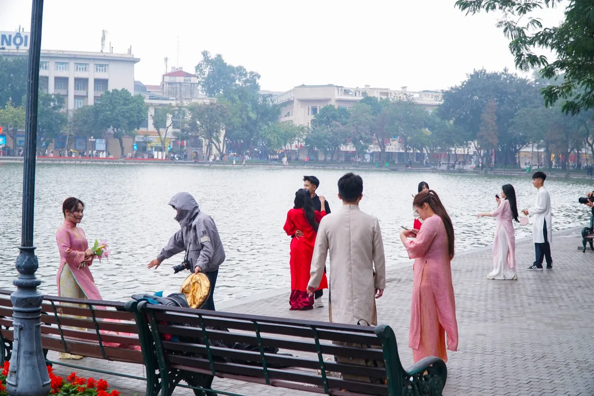 Giới trẻ nhộn nhịp chụp ảnh &aacute;o d&agrave;i đ&oacute;n Tết Nguy&ecirc;n đ&aacute;n  - Ảnh 1.