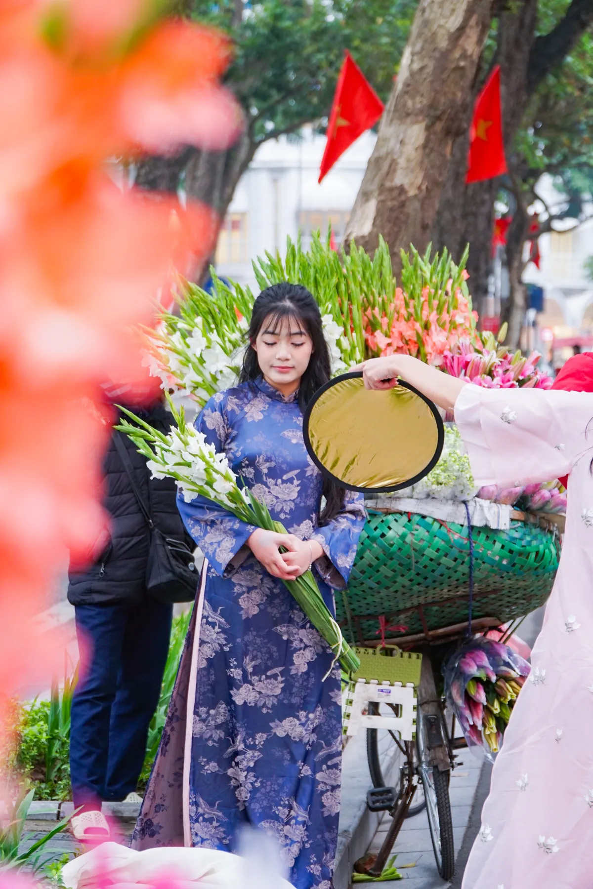 Giới trẻ nhộn nhịp chụp ảnh &aacute;o d&agrave;i đ&oacute;n Tết Nguy&ecirc;n đ&aacute;n  - Ảnh 12.