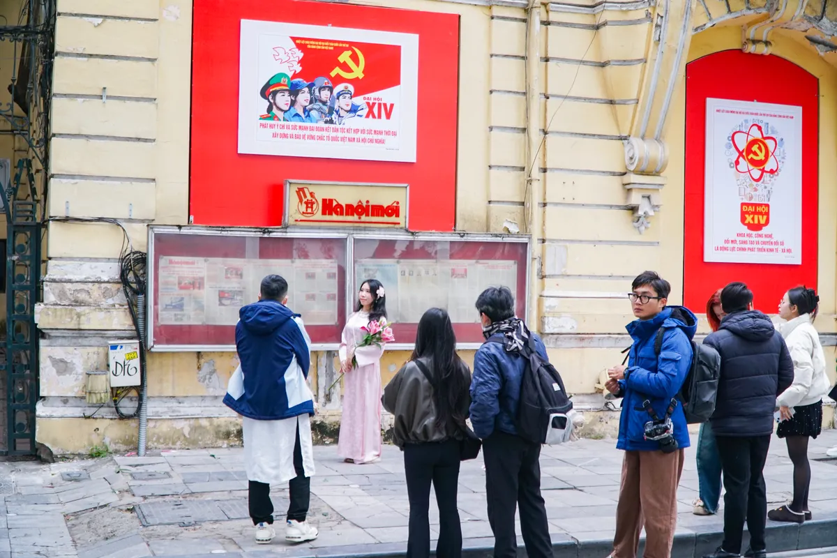 Giới trẻ nhộn nhịp chụp ảnh &aacute;o d&agrave;i đ&oacute;n Tết Nguy&ecirc;n đ&aacute;n  - Ảnh 17.