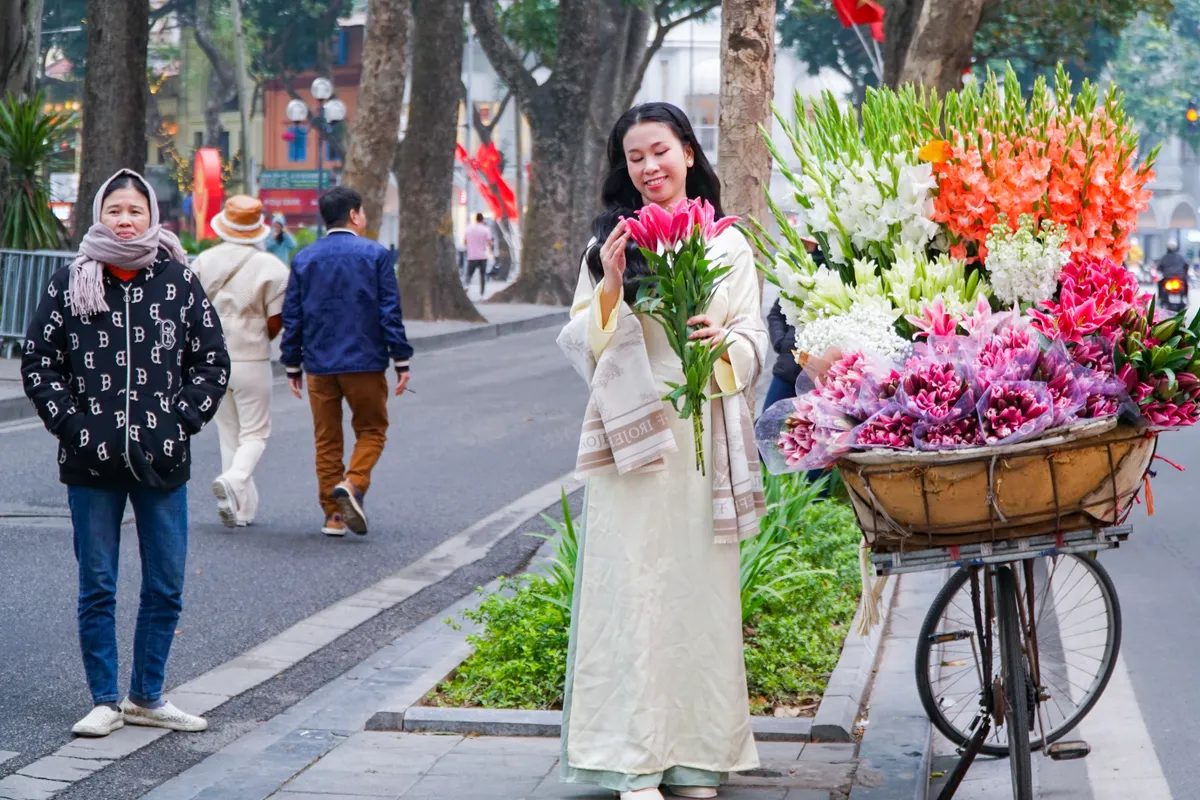 Giới trẻ nhộn nhịp chụp ảnh &aacute;o d&agrave;i đ&oacute;n Tết Nguy&ecirc;n đ&aacute;n  - Ảnh 7.