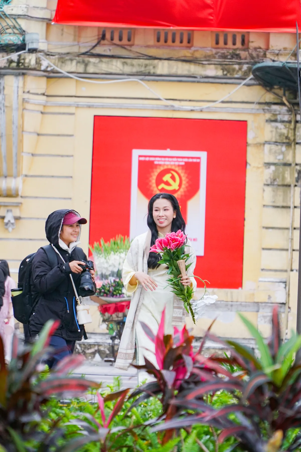 Giới trẻ nhộn nhịp chụp ảnh &aacute;o d&agrave;i đ&oacute;n Tết Nguy&ecirc;n đ&aacute;n  - Ảnh 20.