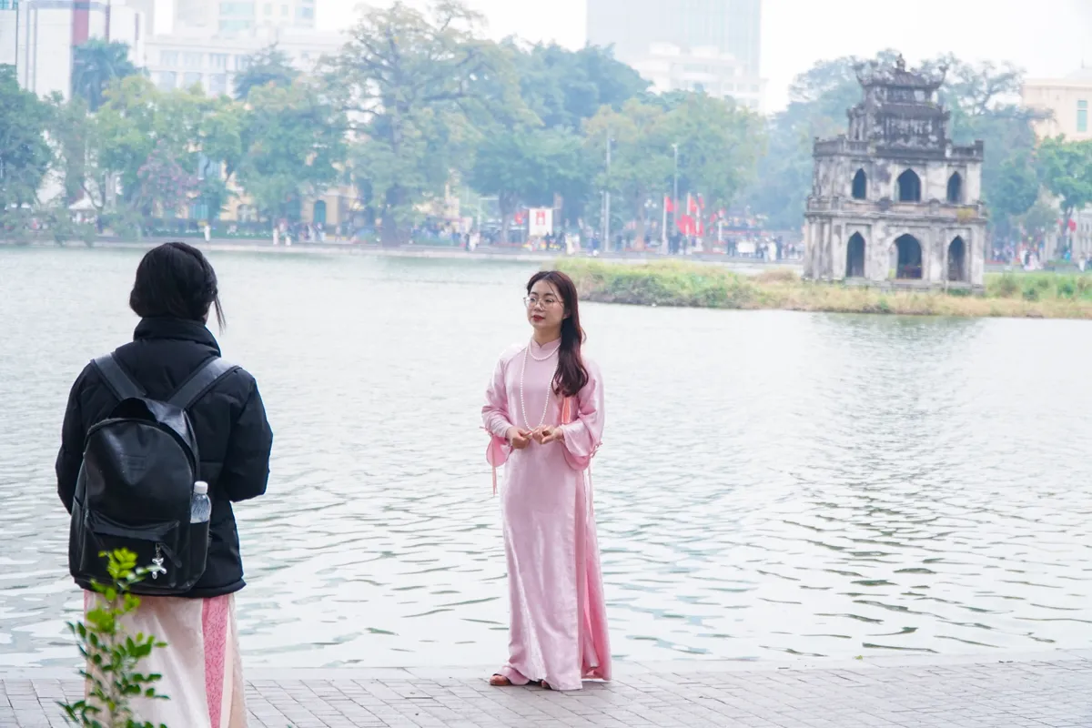 Giới trẻ nhộn nhịp chụp ảnh &aacute;o d&agrave;i đ&oacute;n Tết Nguy&ecirc;n đ&aacute;n  - Ảnh 21.