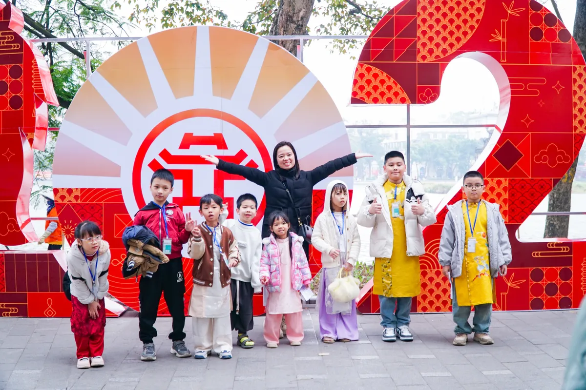 Giới trẻ nhộn nhịp chụp ảnh &aacute;o d&agrave;i đ&oacute;n Tết Nguy&ecirc;n đ&aacute;n  - Ảnh 18.