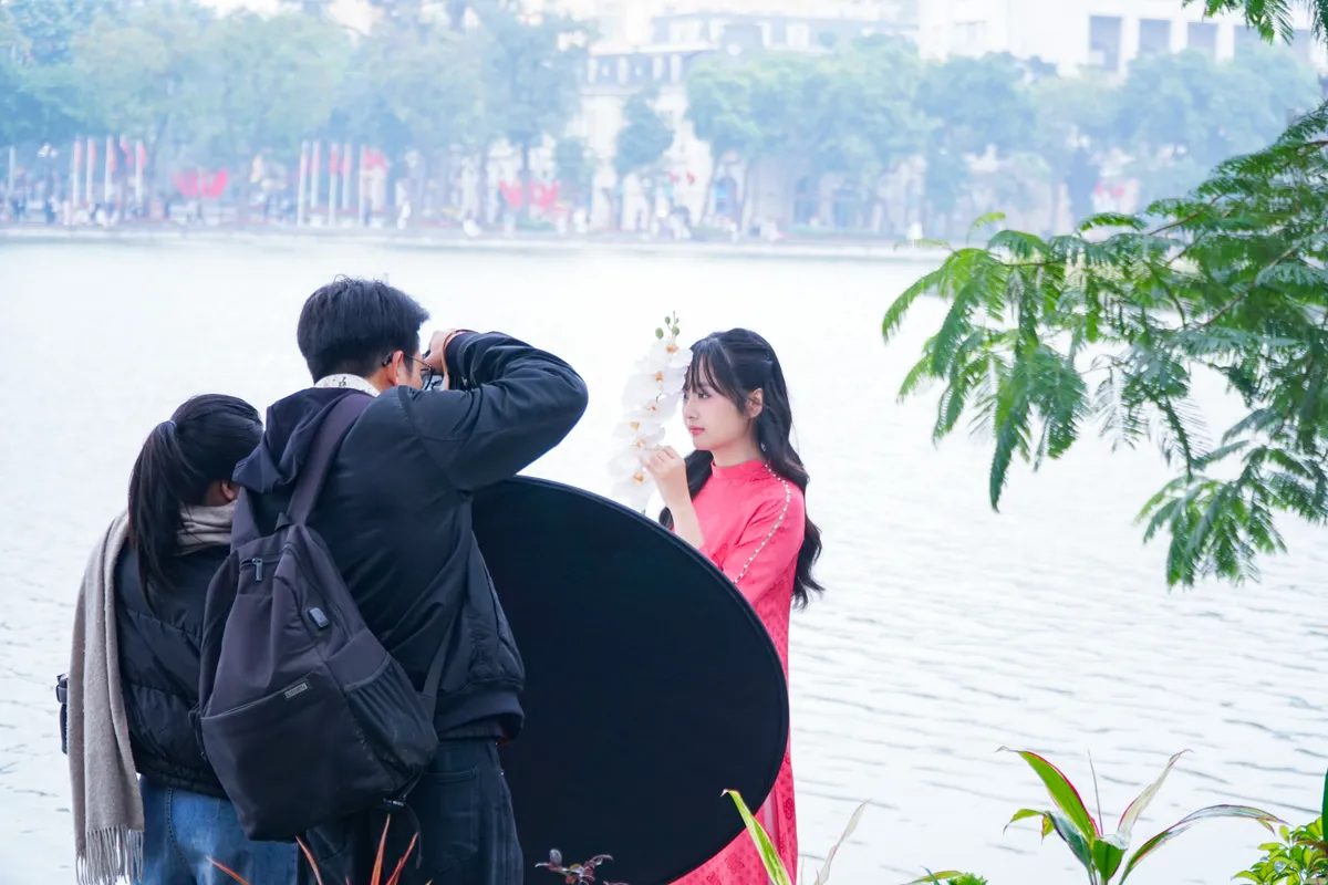 Giới trẻ nhộn nhịp chụp ảnh &aacute;o d&agrave;i đ&oacute;n Tết Nguy&ecirc;n đ&aacute;n  - Ảnh 8.