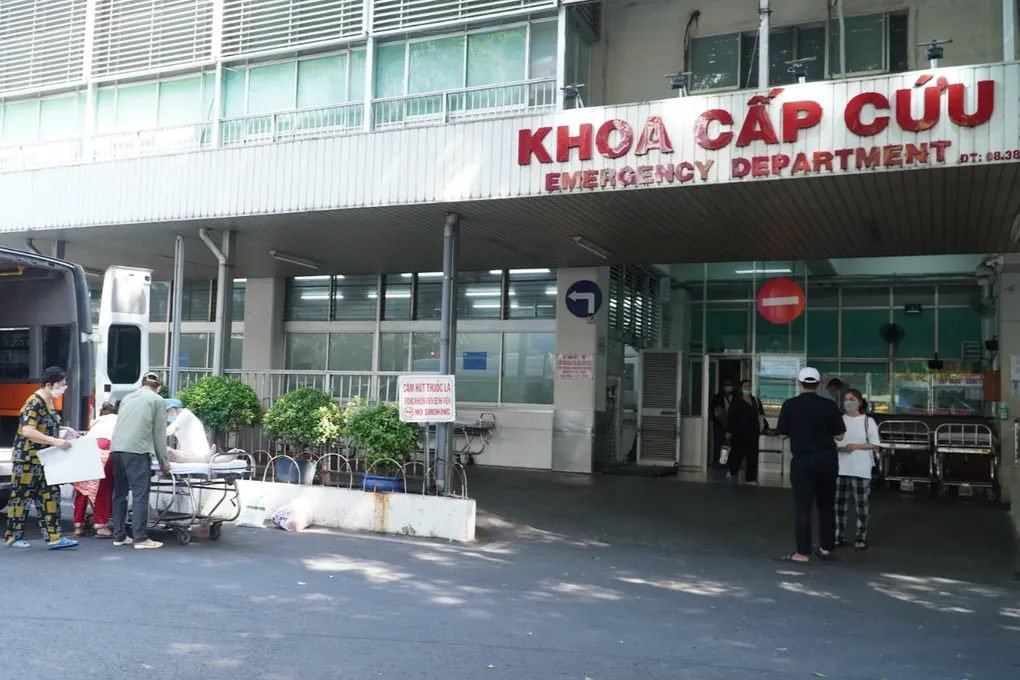 Ch&aacute;y chung cư ở TPHCM khi 3 mẹ con đang ngủ, một trẻ tổn thương n&atilde;o nguy kịch- Ảnh 1.