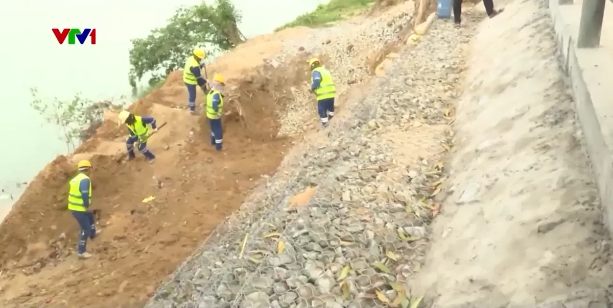 Khắc phục sạt lở tuyến giao th&ocirc;ng l&ecirc;n miền n&uacute;i - Ảnh 1.