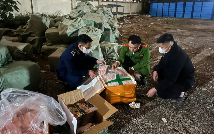 Phòng Cảnh sát kinh tế, Công an TP Hà Nội chủ trì phối hợp với Cục Cục Cảnh sát phòng chống tội phạm về môi trường và Đội Quản lý thị trường số 17 thu giữ số thực phẩm bẩn. Ảnh: CAND