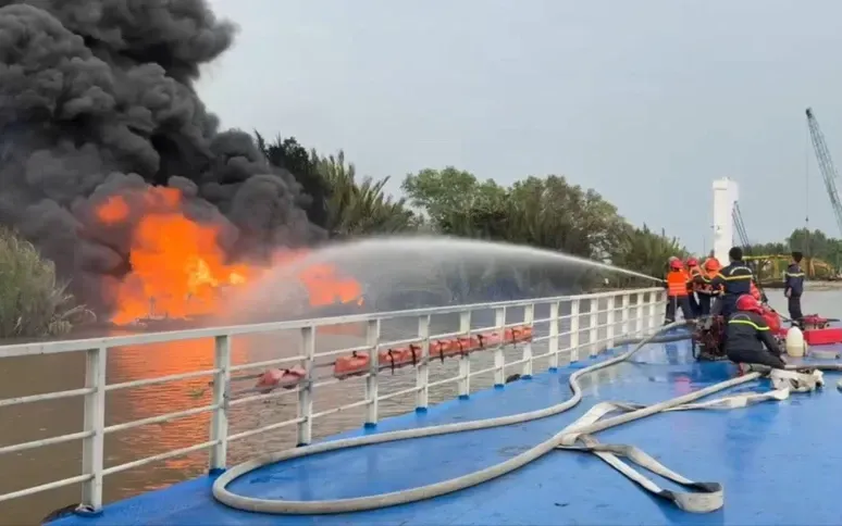 Hiện trường vụ cháy ghe trên sông Cần Giuộc. Nguồn: PLO