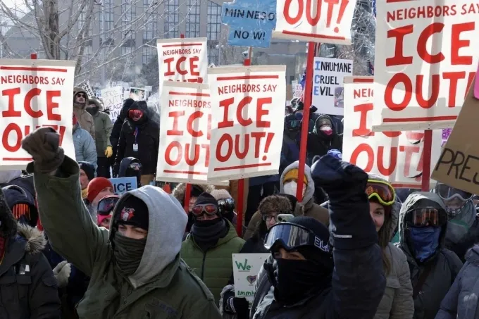 H&agrave;ng chục ngh&igrave;n người tuần h&agrave;nh giữa gi&aacute; r&eacute;t ở Minneapolis phản đối chiến dịch truy qu&eacute;t nhập cư của ICE- Ảnh 1.