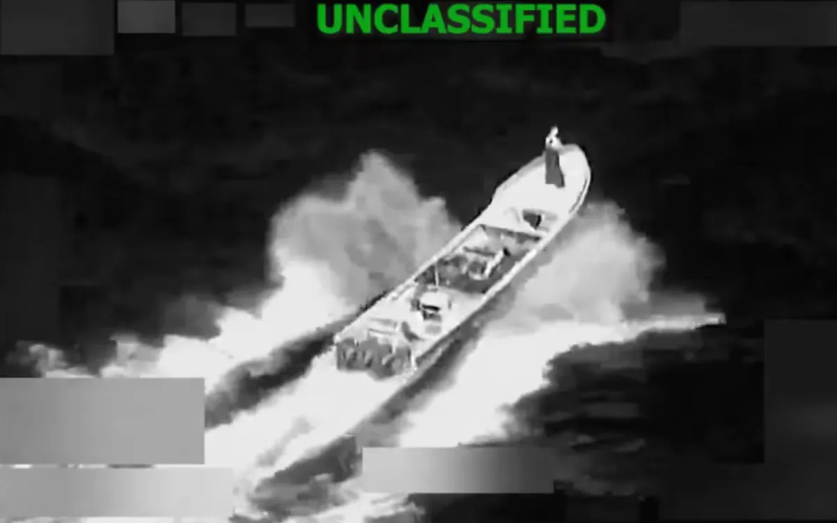 Hình ảnh chụp từ một video do Bộ Tư lệnh miền Nam Hoa Kỳ cung cấp cho thấy một tàu bị cáo buộc buôn lậu ma túy ở phía Đông Thái Bình Dương ngay trước khi bị phá hủy vào ngày 23/1/2026 (Ảnh: US Southern Command) 