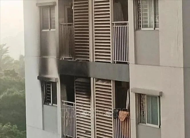 Cháy căn hộ tầng 5 chung cư, ba mẹ con bị thương nặng- Ảnh 1. Cháy căn hộ tầng 5 chung cư, ba mẹ con bị thương nặng- Ảnh 1.