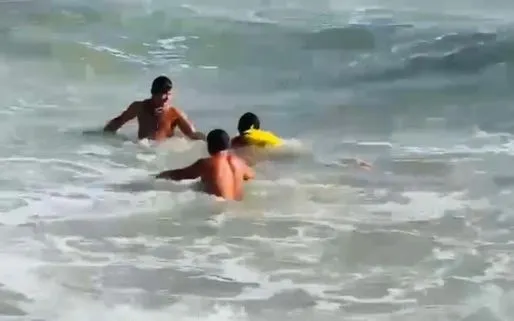 Nam thanh niên lên tới bờ thì bị ngất xỉu, được đưa vào bệnh viện cấp cứu.