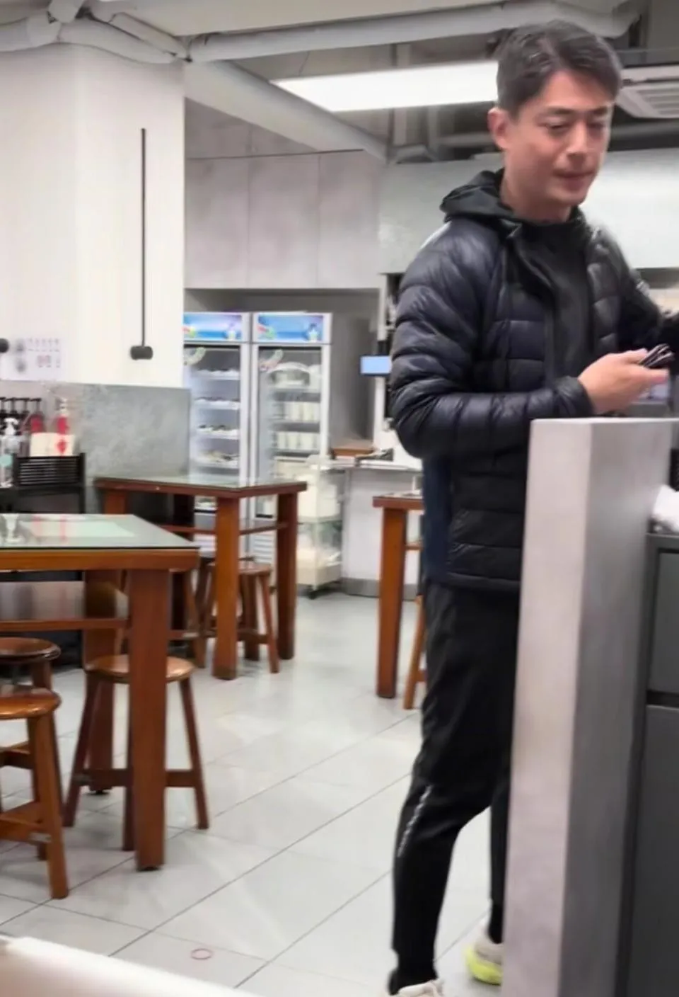 Hoắc Kiến Hoa hào phóng với người hâm mộ - Ảnh 1.