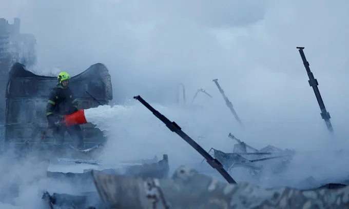 &Ocirc;ng Zelensky n&oacute;i Nga ph&oacute;ng hơn 3.000 bom lượn v&agrave; UAV trong một tuần, k&ecirc;u gọi tăng viện trợ ph&ograve;ng kh&ocirc;ng- Ảnh 1.