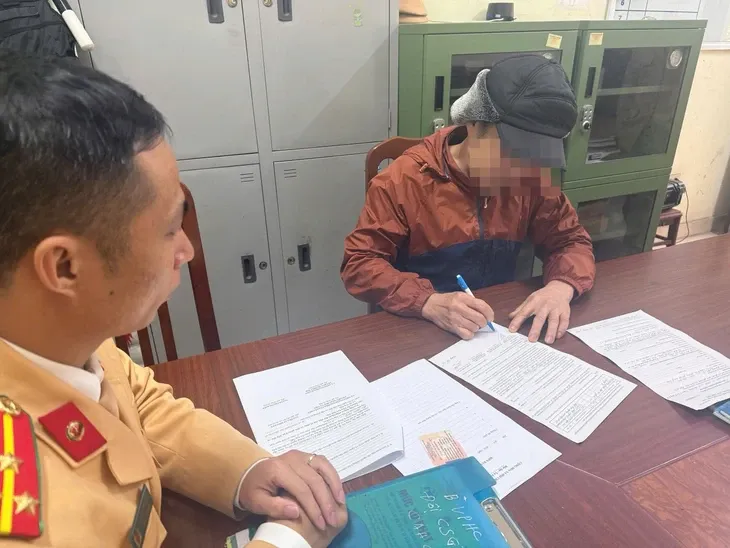 Xử phạt t&agrave;i xế đỗ &ocirc; t&ocirc; giữa đường ray t&agrave;u hỏa ở Lạng Sơn- Ảnh 1.