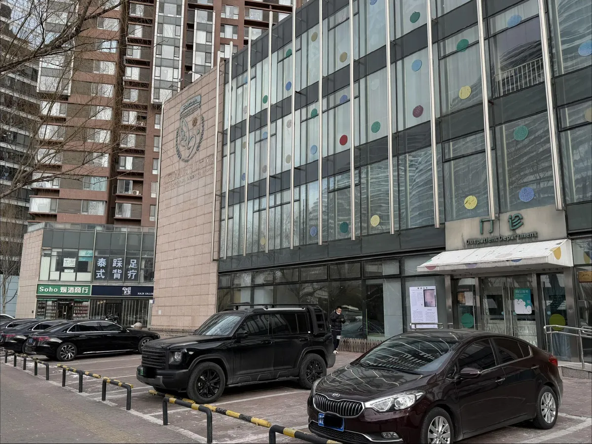 Bệnh viện từ thiện của Vương Phi, L&yacute; &Aacute; Bằng rơi v&agrave;o khủng hoảng t&agrave;i ch&iacute;nh- Ảnh 1.