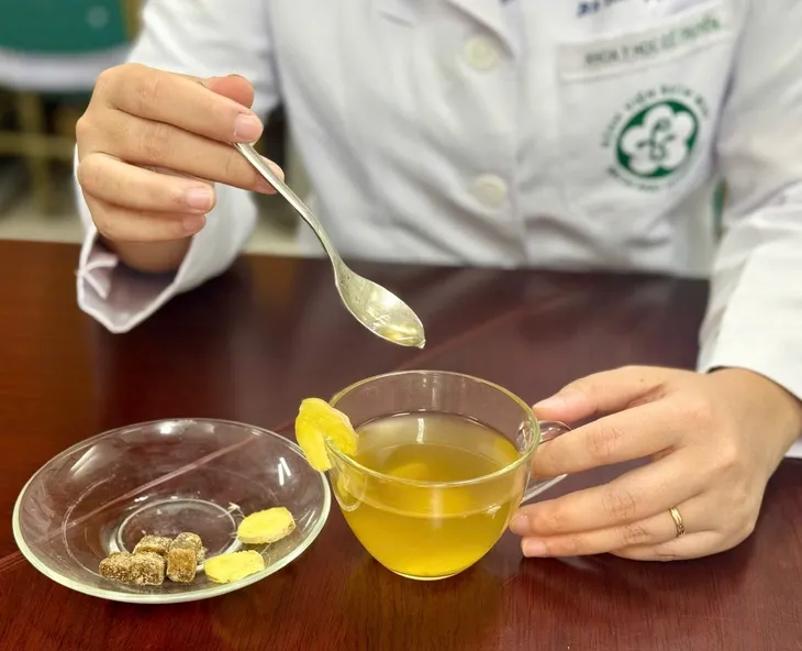 B&aacute;c sĩ Bạch Mai hướng dẫn d&ugrave;ng tr&agrave; gừng đường n&acirc;u giảm ho, ph&ograve;ng cảm lạnh khi trời trở lạnh- Ảnh 1.