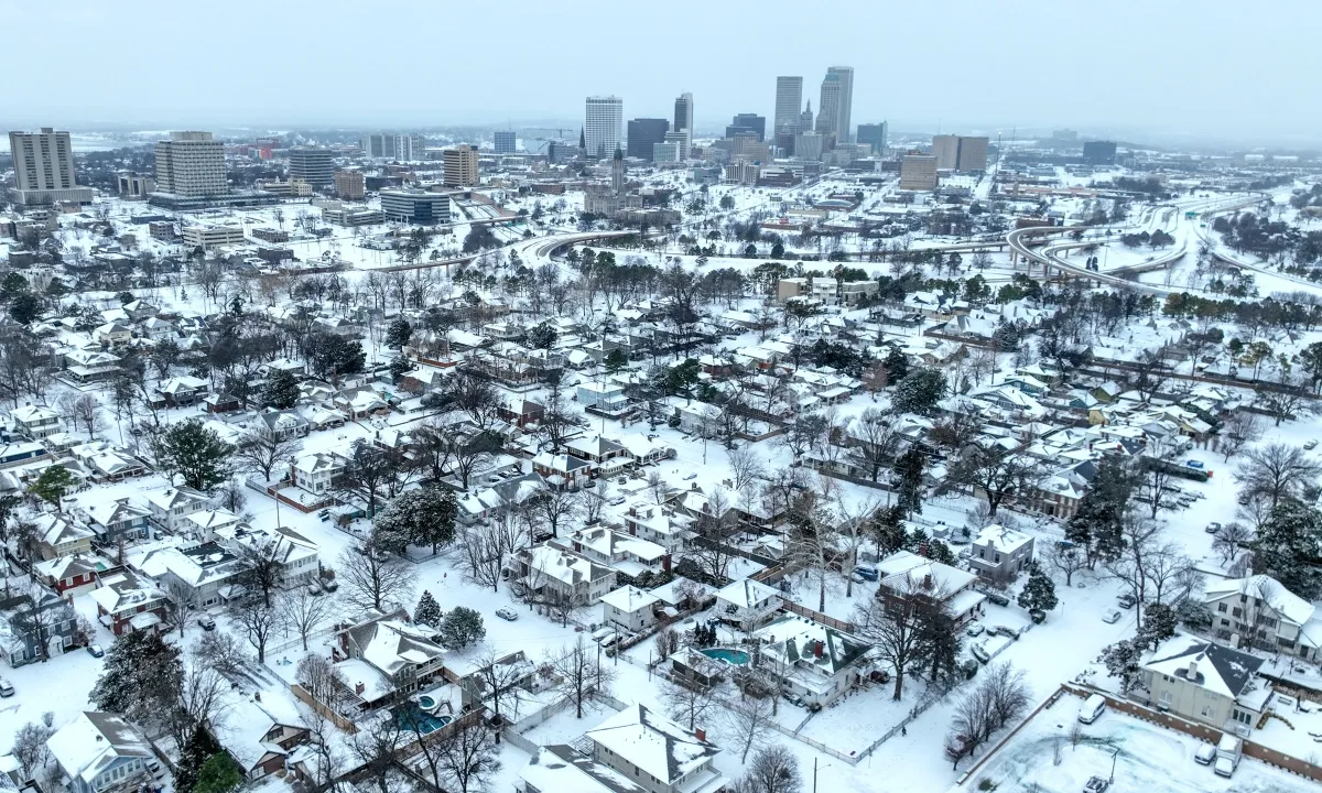 Bão mùa đông lớn quét qua Mỹ, tuyết rơi dày gây tê liệt giao thông và mất điện diện rộng- Ảnh 1. Bão mùa đông lớn quét qua Mỹ, tuyết rơi dày gây tê liệt giao thông và mất điện diện rộng- Ảnh 1.