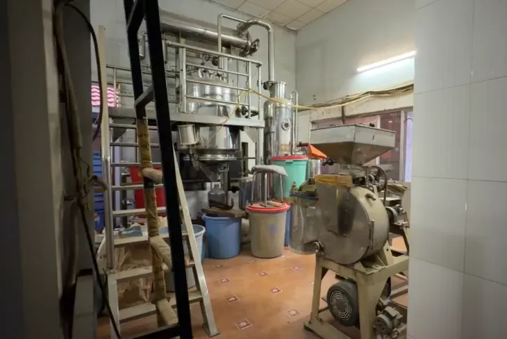 Bắt hai vợ chồng ở TP.HCM sản xuất thuốc đông y giả chứa chất cấm betamethason- Ảnh 2. Bắt hai vợ chồng ở TP.HCM sản xuất thuốc đông y giả chứa chất cấm betamethason- Ảnh 2.