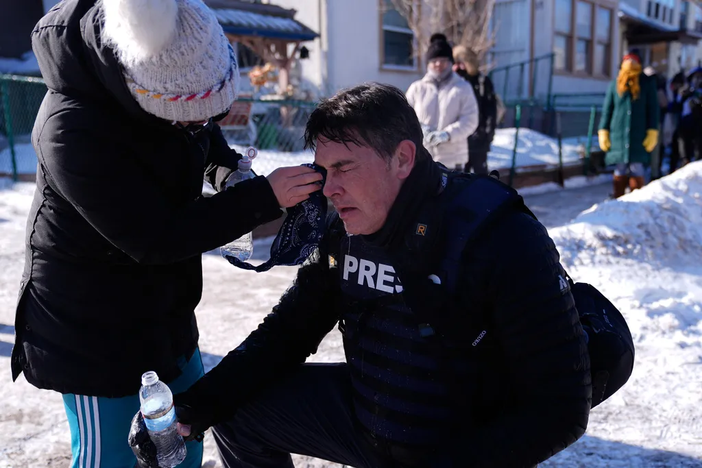 Bất chấp gi&aacute; r&eacute;t, h&agrave;ng ngh&igrave;n người Mỹ xuống đường biểu t&igrave;nh ở Minneapolis- Ảnh 4.