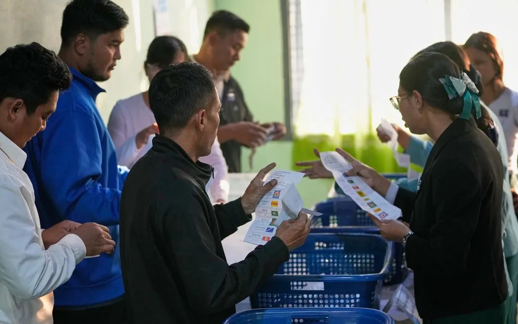 Nhân viên Ủy ban Bầu cử Liên bang Myanmar chuẩn bị kiểm phiếu tại một điểm bỏ phiếu ở Mandalay, ngày 25/1/2026. (Ảnh: AP)
