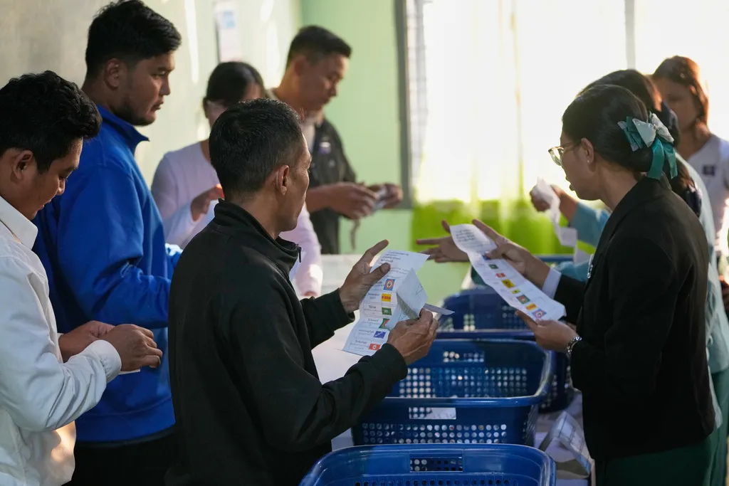 Myanmar bước v&agrave;o giai đoạn cuối của cuộc tổng tuyển cử - Ảnh 1.