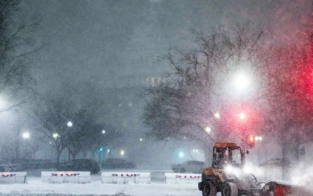 Xe ủi tuyết hoạt động trước tòa nhà Quốc hội Mỹ tại Washington, ngày 25/1/2026. (Ảnh: AP)