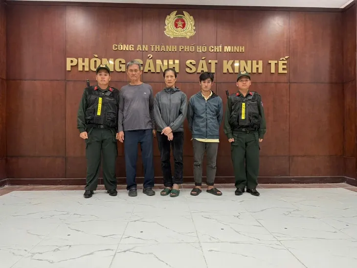 Bắt hai vợ chồng ở TP.HCM sản xuất thuốc đông y giả chứa chất cấm betamethason- Ảnh 1. Bắt hai vợ chồng ở TP.HCM sản xuất thuốc đông y giả chứa chất cấm betamethason- Ảnh 1.