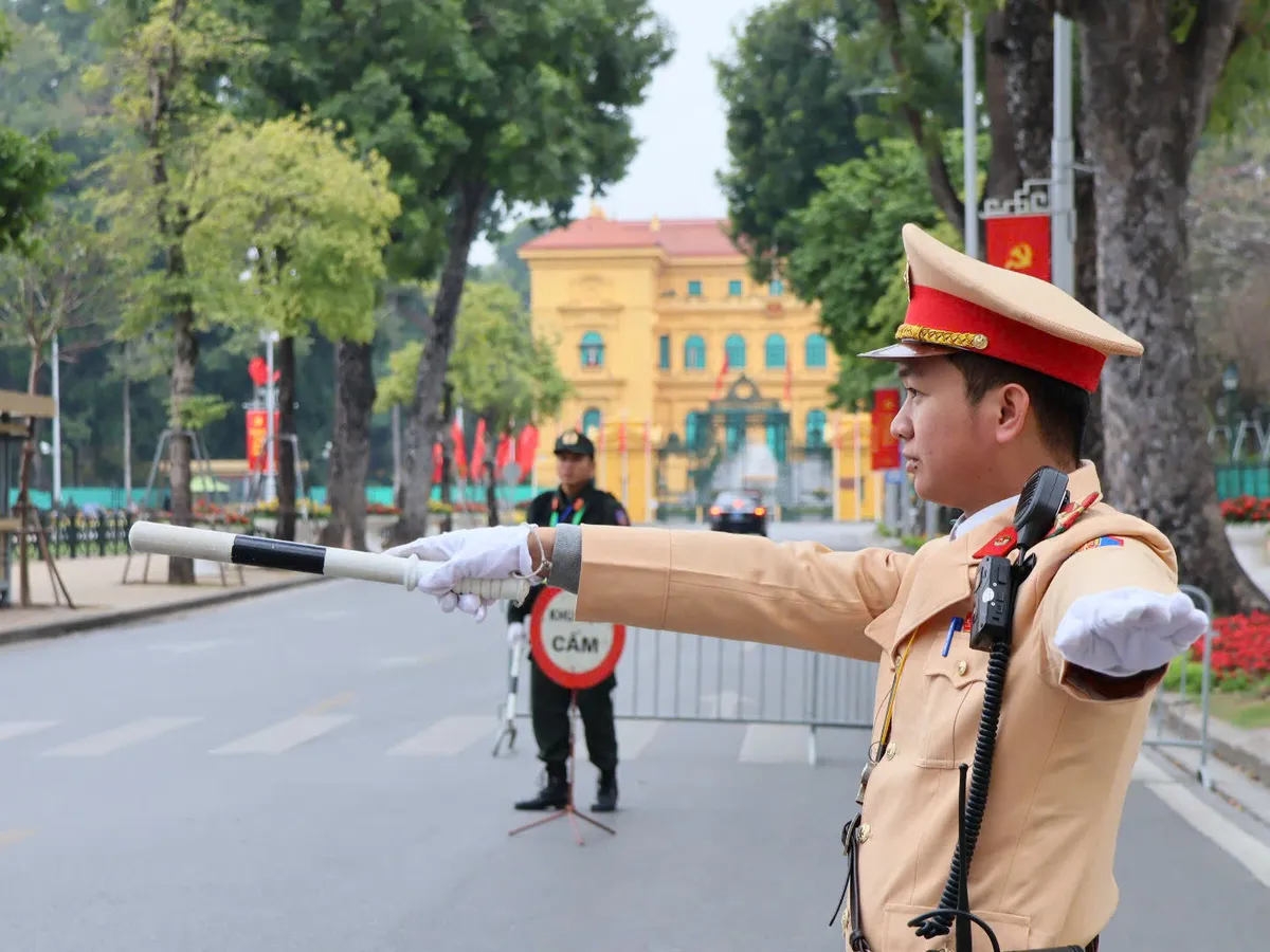 CSGT tăng cường quân số, phương tiện đảm bảo tuyệt đối an toàn giao thông phục vụ Đại hội XIV - Ảnh 1.